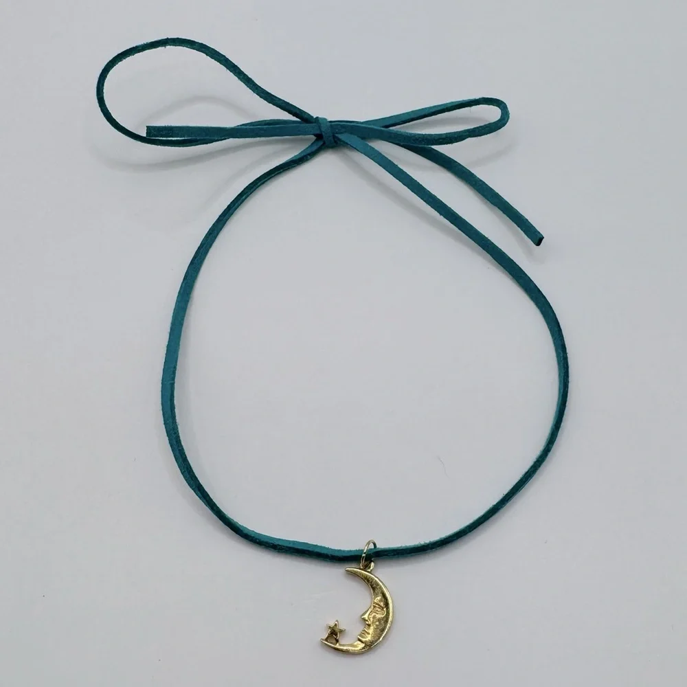 VINTAGE Gold-Tone Crescent Moon & Star Charm Choker Necklace